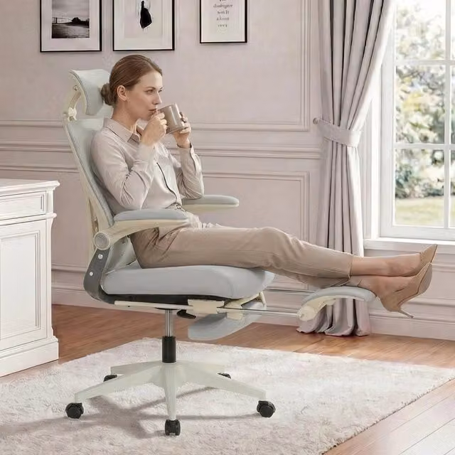 Sedia da ufficio ergonomica pieghevole Minimal grigia con braccioli e sostegno lombare – 1