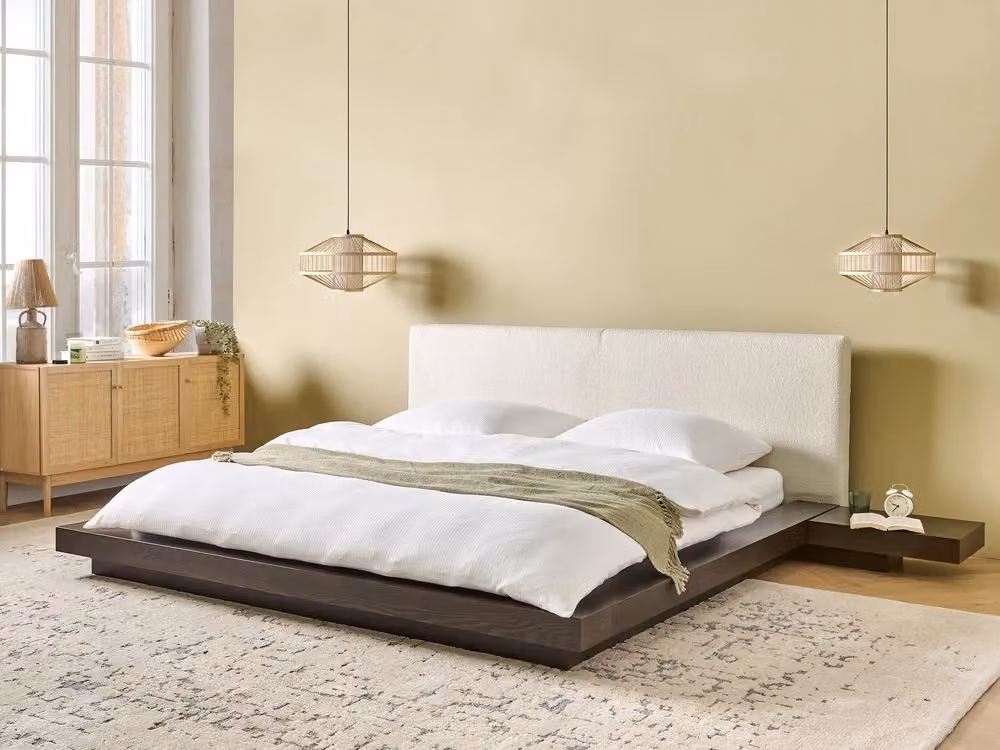 Letto ad acqua in stile giapponese BELIANI con testiera in legno di frassino e tessuto bouclé, colori marrone e bianco, L/P/H: 180 x 200 x 35 cm – 2
