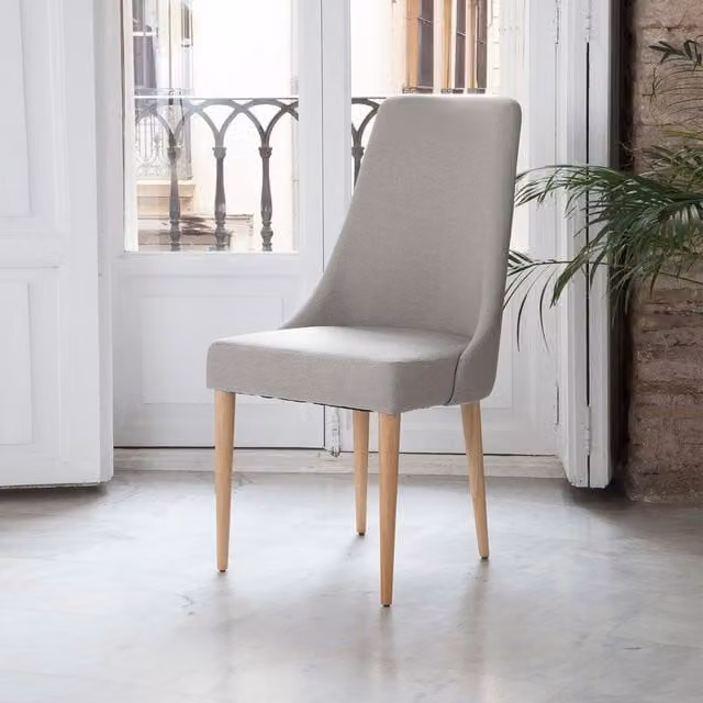 Sedia imbottita Elisa Banak in stile mid-century con struttura in bambù e rivestimento in tessuto grigio per la tua sala da pranzo