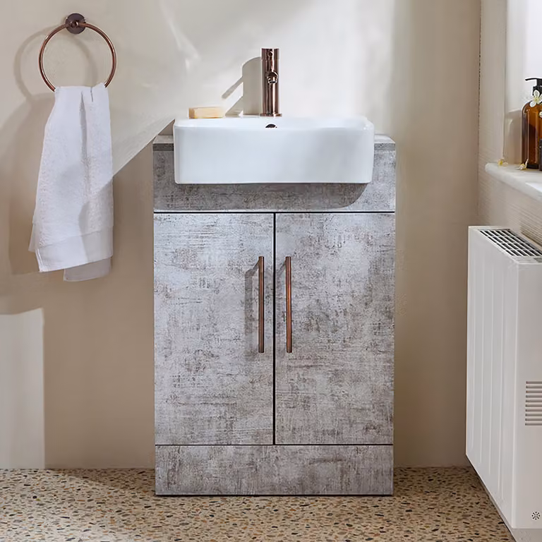 Mobile Bagno a Terra Grigio Cemento da 550mm con Lavabo e Maniglie con Barra a T in Bronzo Spazzolato - Cluo