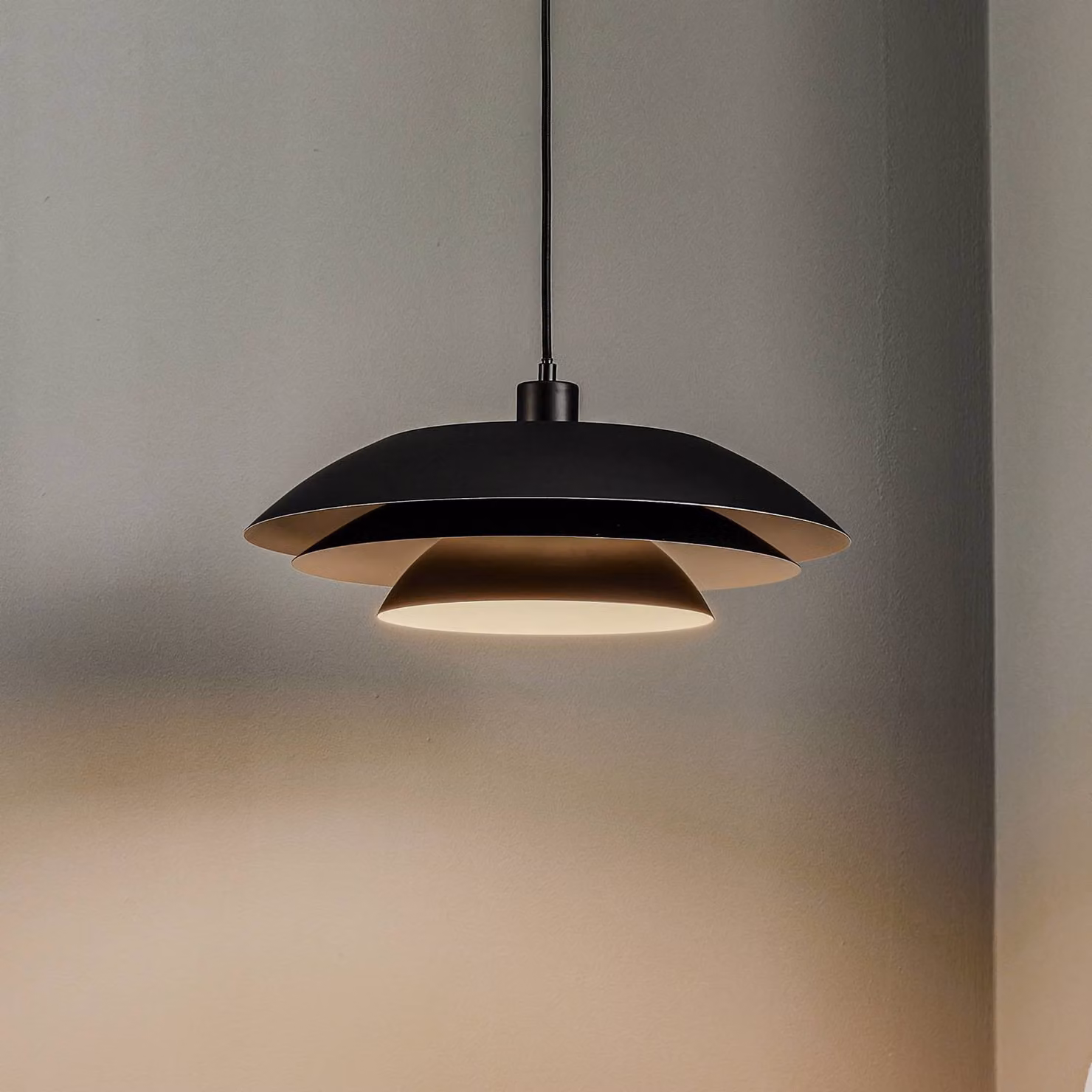 Dyberg Larsen Lampada a sospensione DL45, dimmerabile, Nero, Soggiorno / Sala da pranzo, Metallo, Scandinavo, Lampada a sospensione