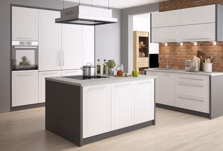 Cucina componibile KVANTUM con isola da cucina, frontali in MDF bianco