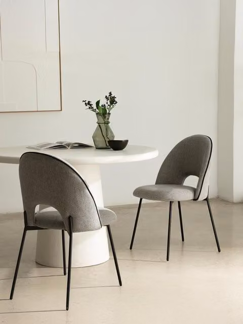 Sedia imbottita Vilna Kenay Home grigia con bordo nero e struttura in metallo