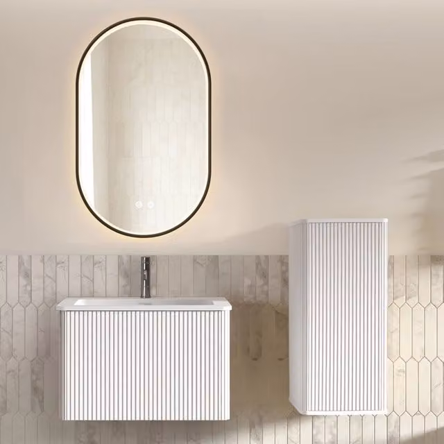 Mobile da bagno sospeso con lavabo specchio LED e colonna contenitore con finitura rigata bianco moderno per bagno