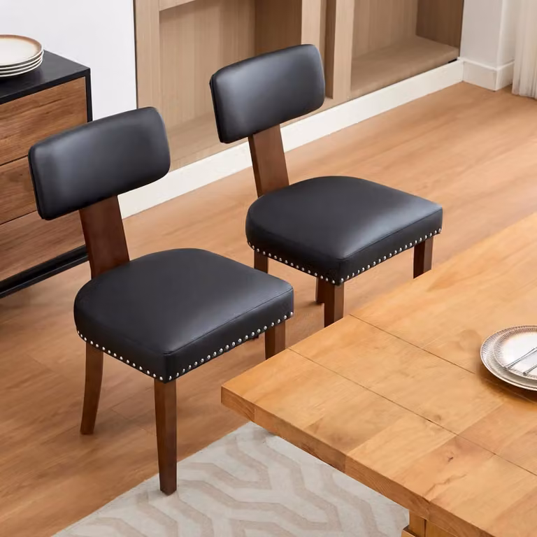 Set di 2 sedie da pranzo - Sedie imbottite per la cucina - Struttura in legno massello - Rivestimento in ecopelle - Schienale curvo senza braccioli - Decorazione con borchie - Colore nero