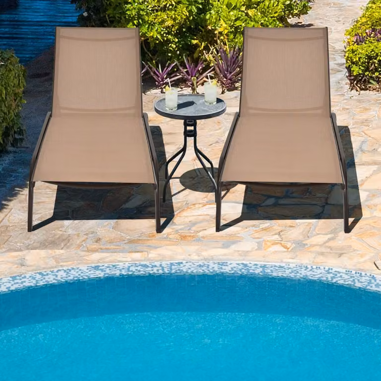 Set di 2 chaise longue regolabili Costway con ruote e tessuto ad asciugatura rapida Marrone