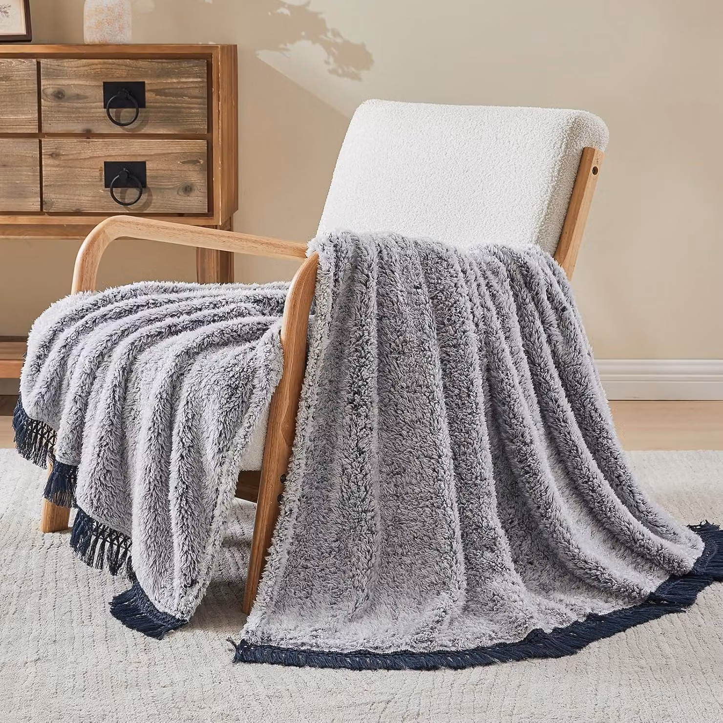 Coperta in stile sherpa, ideale per divani, con frange, 228x228 cm, colore blu navy