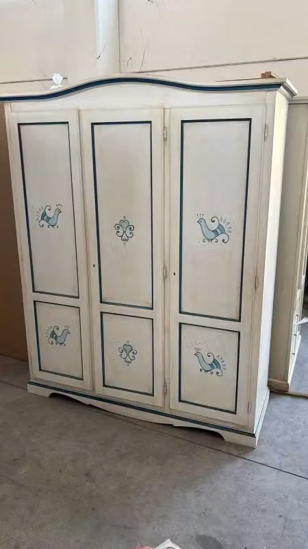 Armadio a 3 ante Mobili 2G in stile shabby chic bianco anticato con decorazioni floreali blu, L: 158 cm, P: 56 cm, H: 197 cm – 2