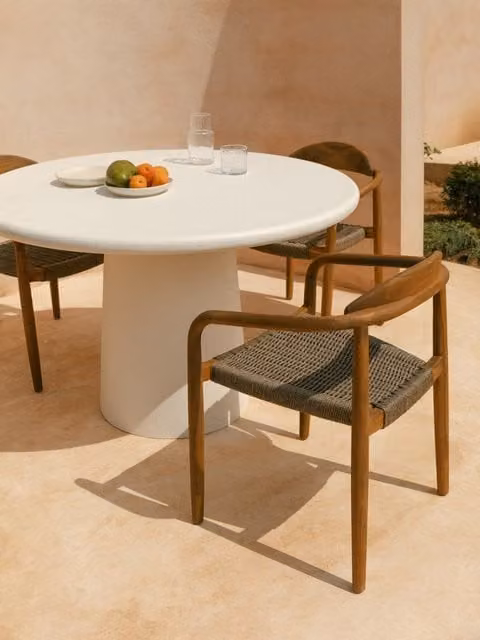 Sedia da giardino Nabire Kenay Home in legno di acacia e corda marrone e beige con braccioli