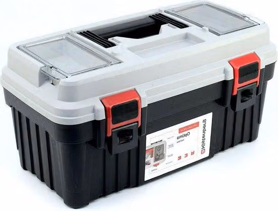 Pratica cassetta degli attrezzi nei toni del grigio, dotata di coperchio resistente alle intemperie e chiusura di sicurezza in plastica.