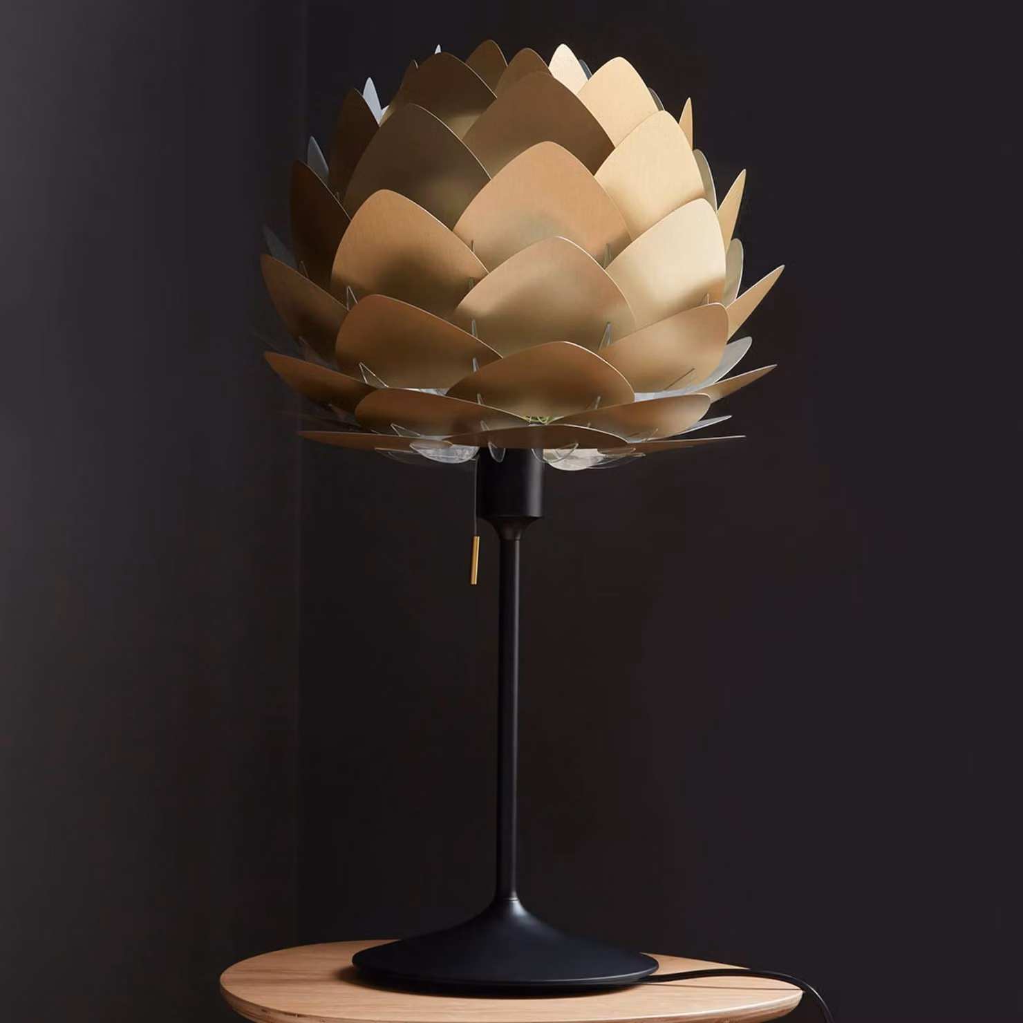 UMAGE Lampada da tavolo di design Aluvia, Ottone / Oro, Soggiorno / Sala da pranzo, Alluminio, Design, Lampada da tavolo