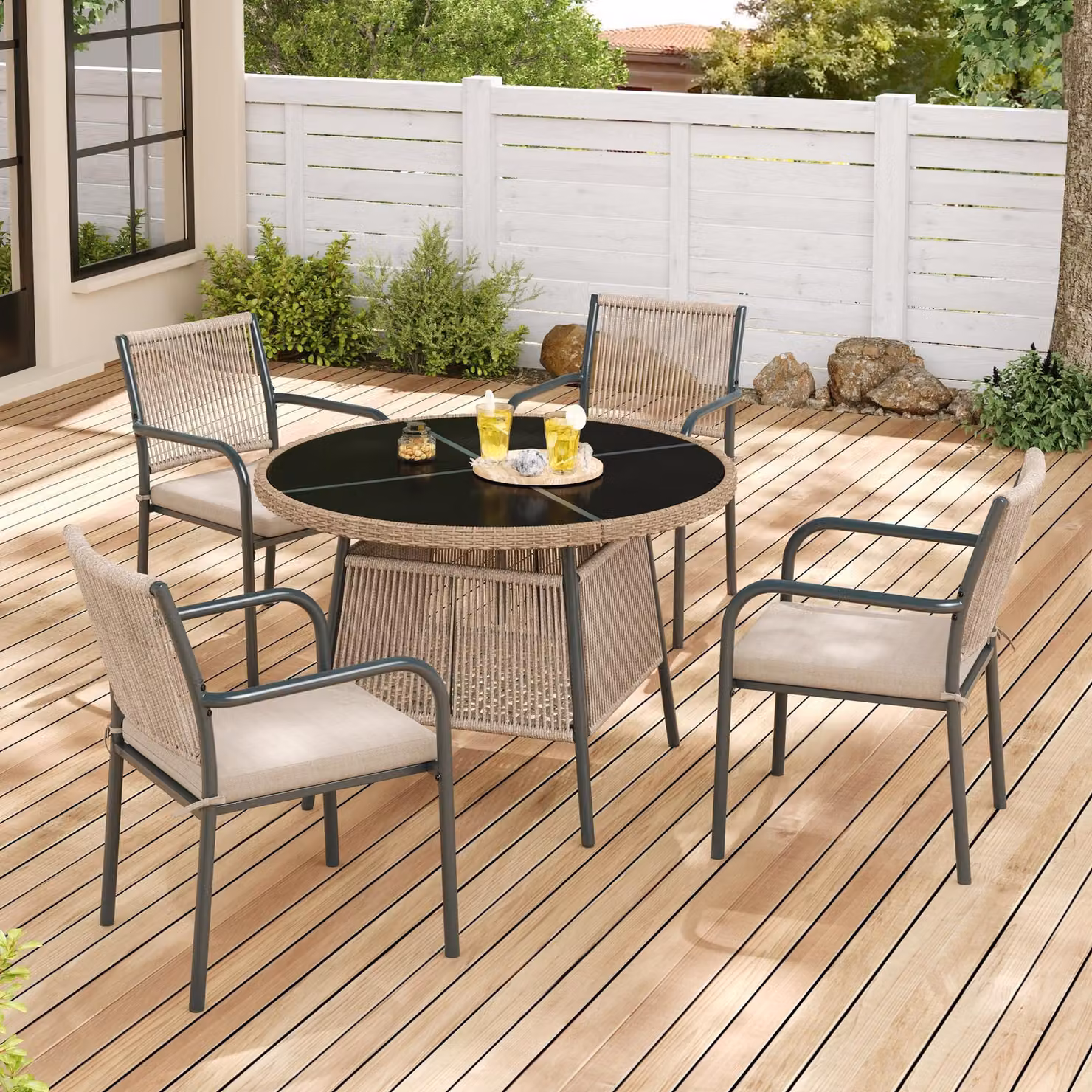 Set di mobili da giardino Merax in rattan con tavolo rotondo in vetro e 4 sedie con braccioli, set da pranzo per esterni con struttura in ferro, salotto da giardino con cuscini, grigio