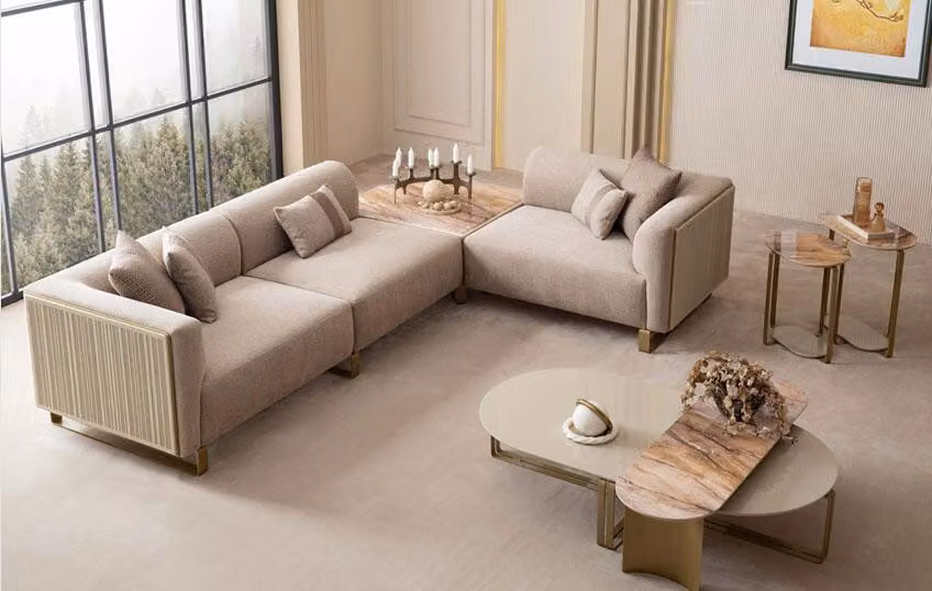 Elegante set di mobili per il soggiorno: divano angolare, tavolino e tavolini laterali