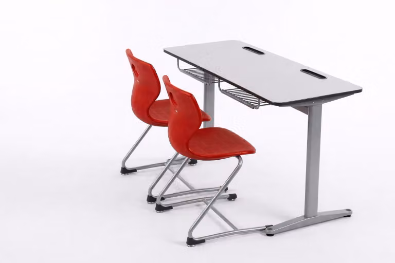 Panca scolastica ergonomica con sedie rosse e funzioni pratiche