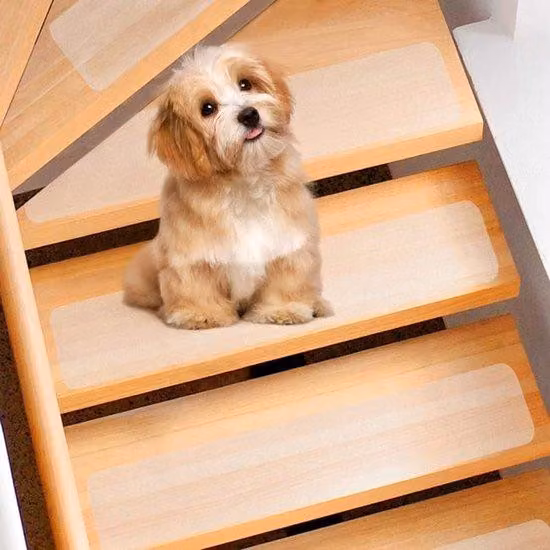 Tappetini antiscivolo per scale - 15 pezzi per confezione, ciascuno delle dimensioni di 10x60 cm, per una protezione sicura di scale in legno o metallo.