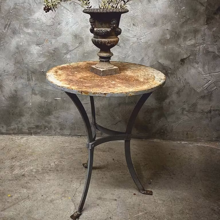 Casa Padrino Tavolo da giardino in stile liberty grigio antico / ruggine Ø 60 x h. 76 cm - Mobili da giardino nostalgici