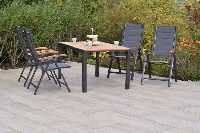 Set da giardino Merxx Paxos, 5 pezzi, 4 sedie pieghevoli, tavolo 150 x 90 cm – struttura in alluminio/acacia/tessuto