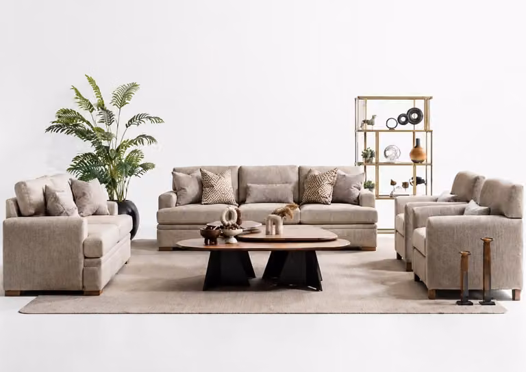 Divano color crema, composto da:
- Divano a 3 posti
- Divano a 2 posti
- Poltrona
Ideale per il soggiorno, offre comfort e stile