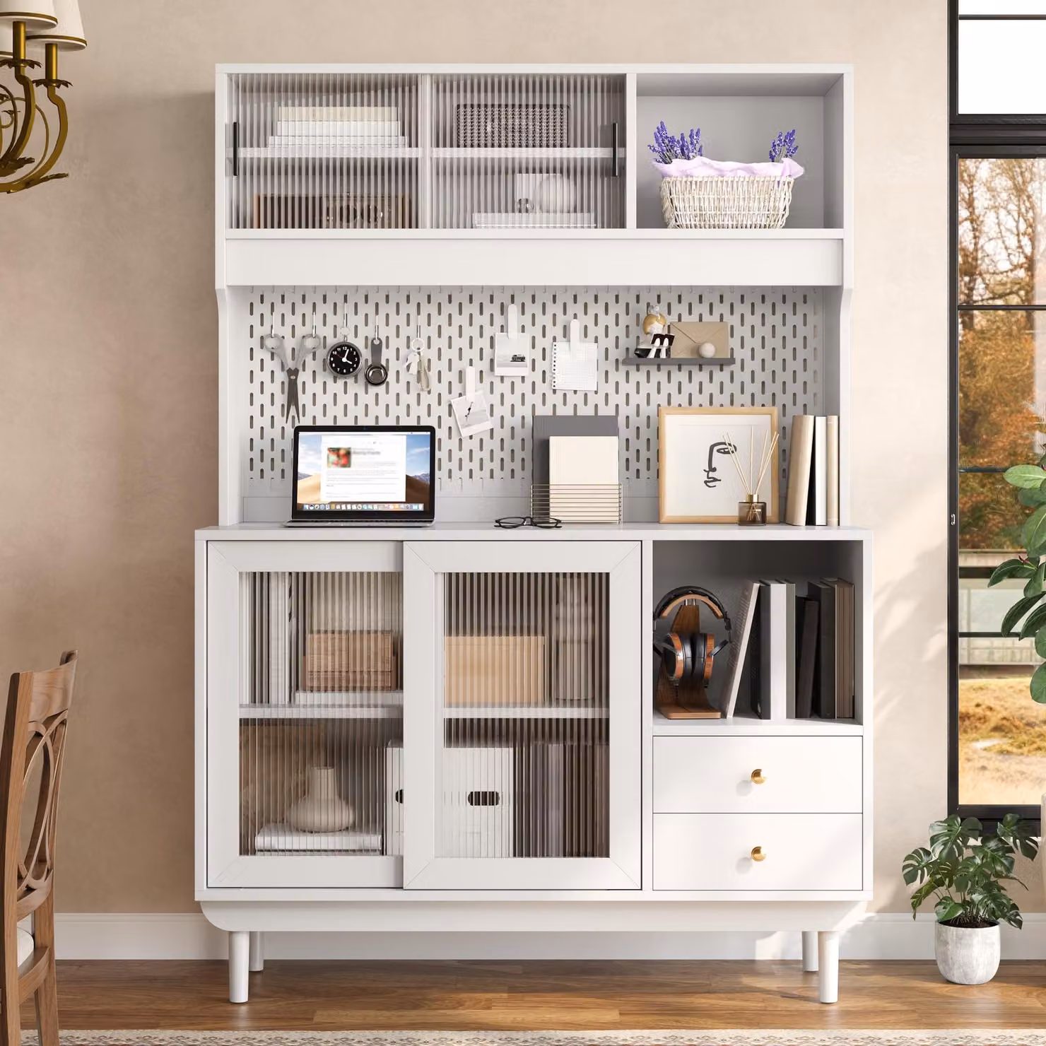 Mobiletto da cucina Moonbite con 4 ante scorrevoli in vetro smerigliato e pannello posteriore forato, pensile da cucina con 2 cassetti, gambe in legno di pino, pannello in MDF e pannello truciolare, colore bianco