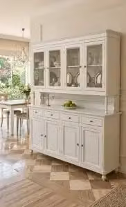 Credenza cristalliera KIVIO in legno e vetro stile shabby chic bianca con ante in vetro e pomelli bronzo H: 210 cm, L: 196 cm, P: 45 cm – 2