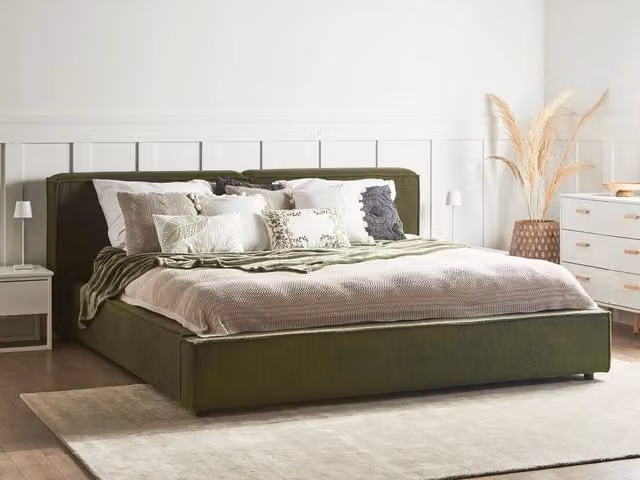 Letto matrimoniale Beliani in bouclé verde con struttura in legno e doghe, stile classico, L/P/H: 180 x 200 x 242 cm – 1