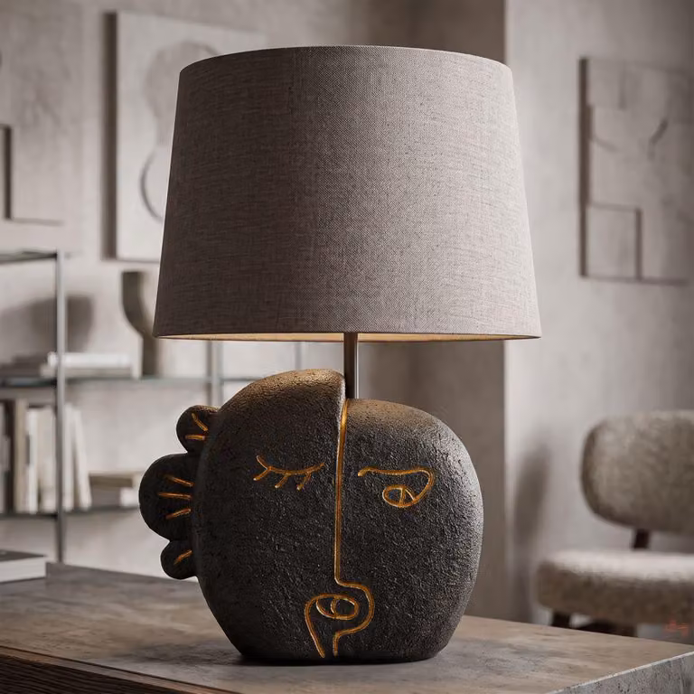 Lampada da tavolo etnica, realizzata in resina, con paralume in tessuto, dimensioni 27,5x39,5 cm, colore marrone e oro, design Mauro Ferretti