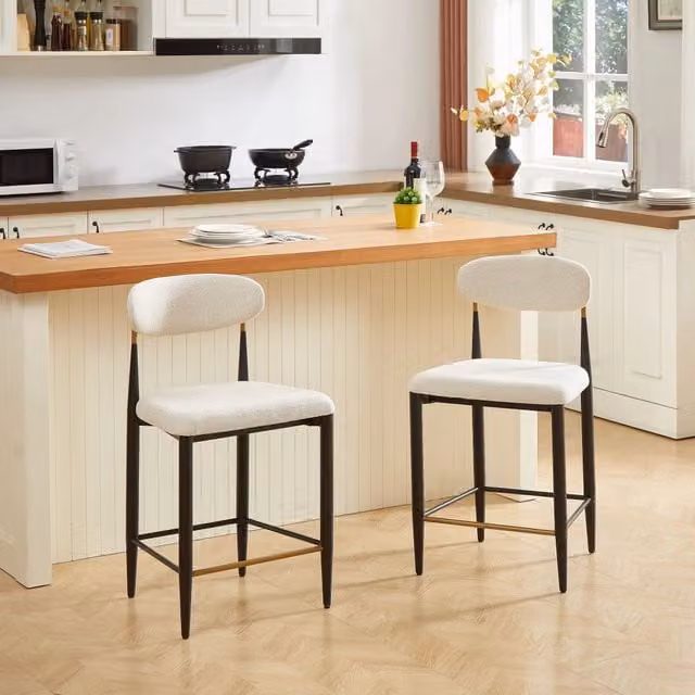 Sgabello da bar MIVRAY con schienale curvo e poggiapiedi, rivestito in tessuto beige con struttura in metallo e piedini regolabili