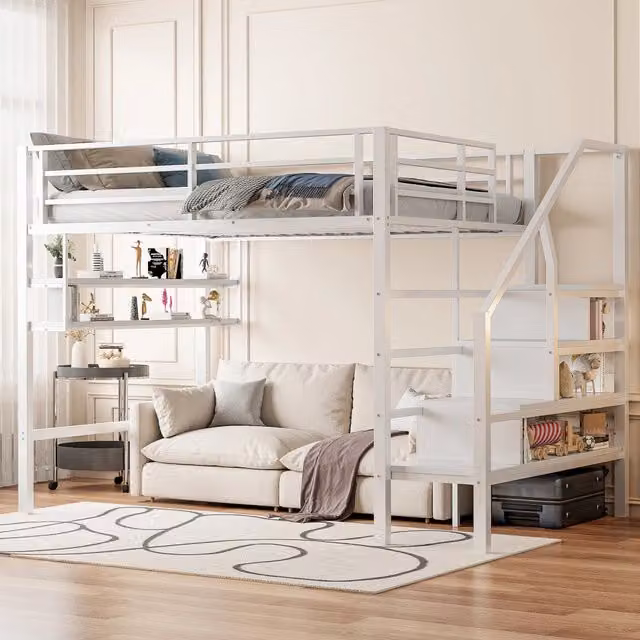 Letto a soppalco 140 x 200 cm con scala contenitore; ripiani e parapetto; in metallo e MDF bianco per cameretta