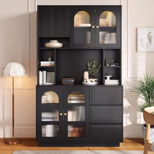 Credenza alta da cucina e soggiorno con ante in acrilico ad arco, vani aperti, illuminazione LED a colori controllata via app