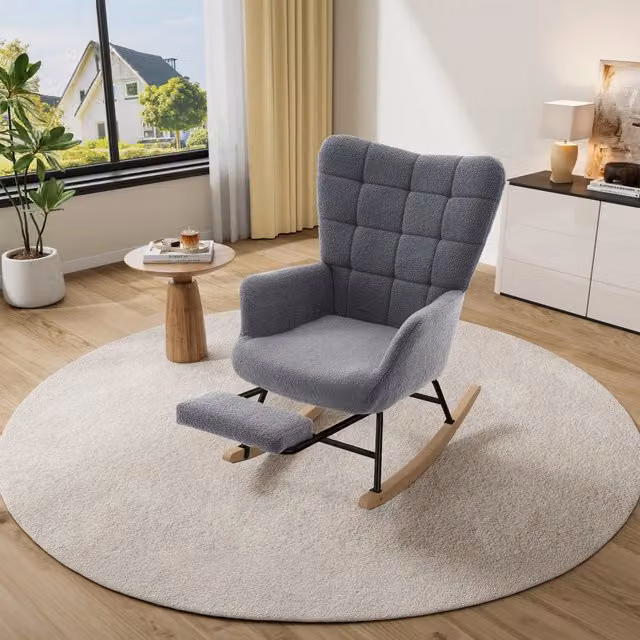 Poltrona a dondolo con poggiapiedi; schienale alto; tessuto sherpa grigio; struttura in metallo e gambe in legno di gomma