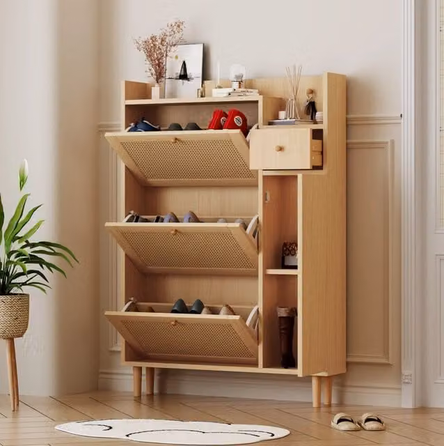 Scarpiera salvaspazio in stile scandinavo in MDF e rattan color beige con ante a ribalta e ripiani interni, L: 90 cm, H: 125 cm, P: 17 cm