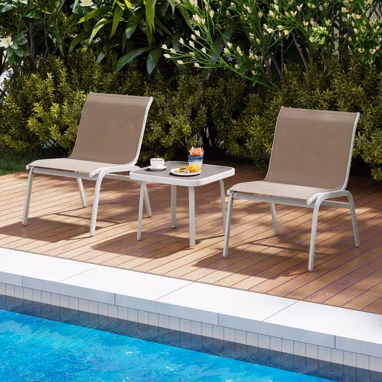 Set salotto da esterno Costway a 3 pezzi composto da 2 poltrone lounge e tavolino da caffè in acciaio verniciato a polvere e tessuto beige