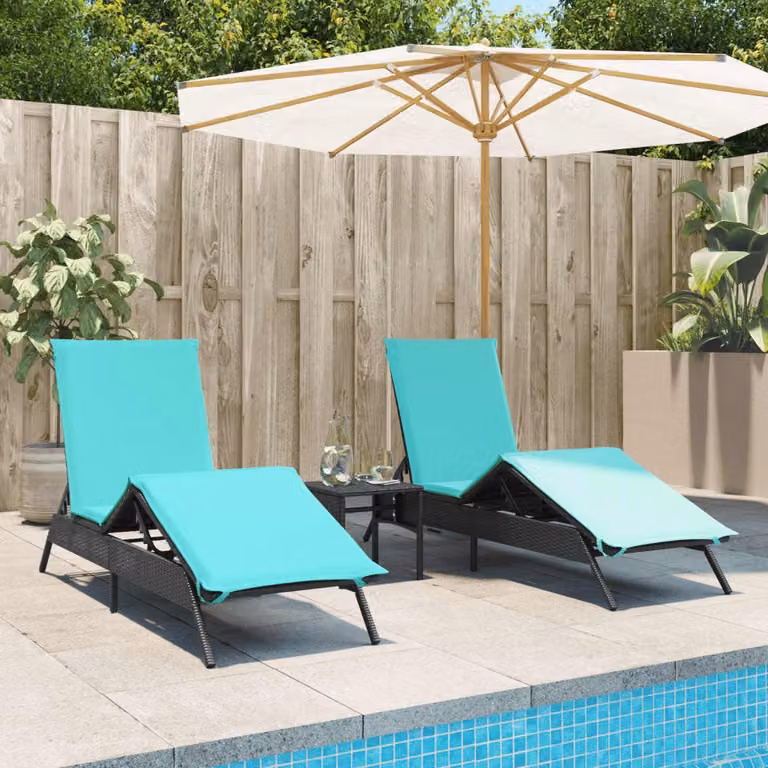 Set di 2 lettini prendisole con tavolino vidaXL in polyrattan nero con poggiatesta regolabile e tessuto outdoor