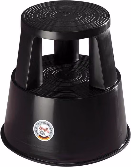 Sedia singola in robusta plastica nera, altezza 43 cm.