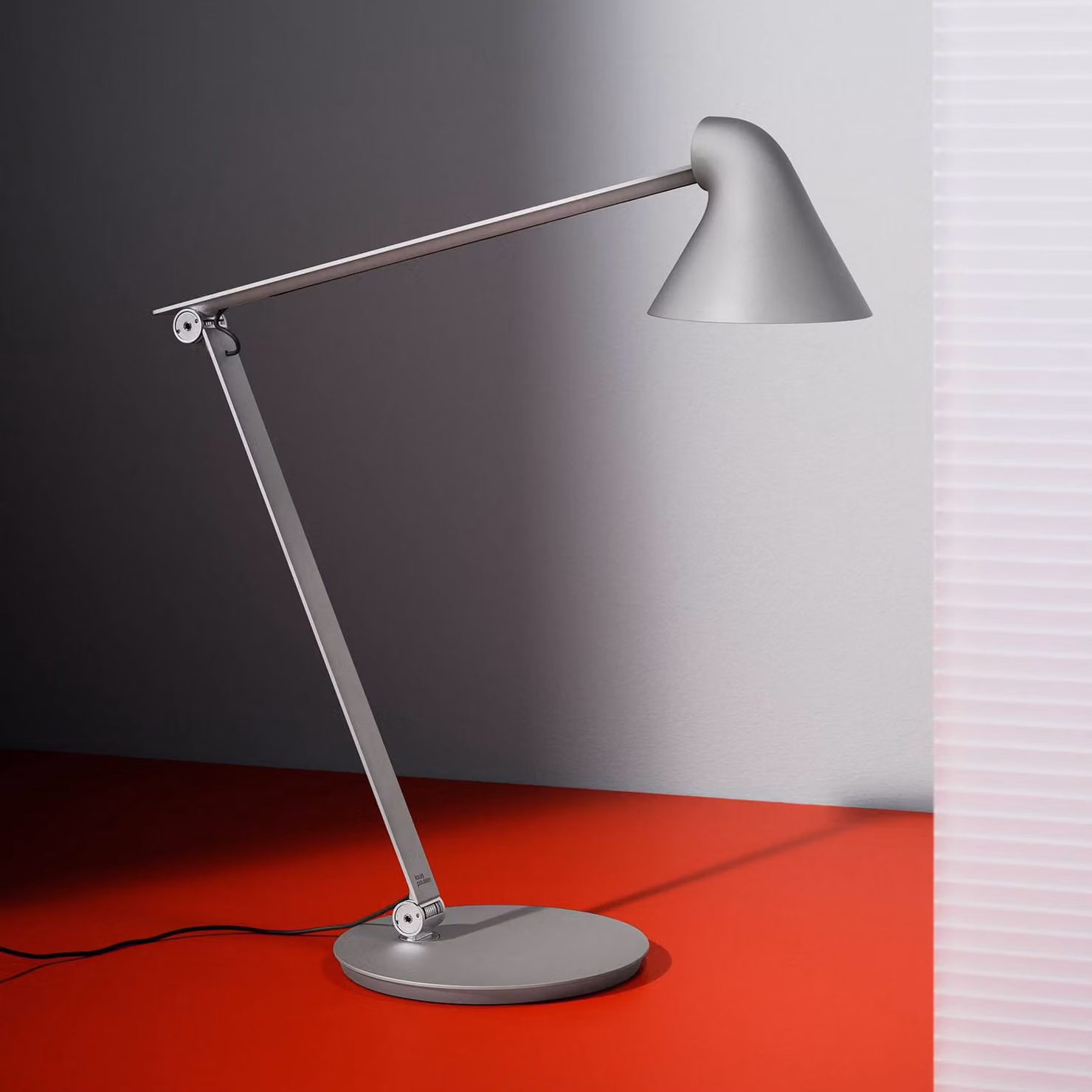 Louis Poulsen Lampada da scrivania NJP, dimmerabile, Alluminio / Grigio / Zincato, Soggiorno / Sala da pranzo, Alluminio, Design, Lampada da tavolo LED