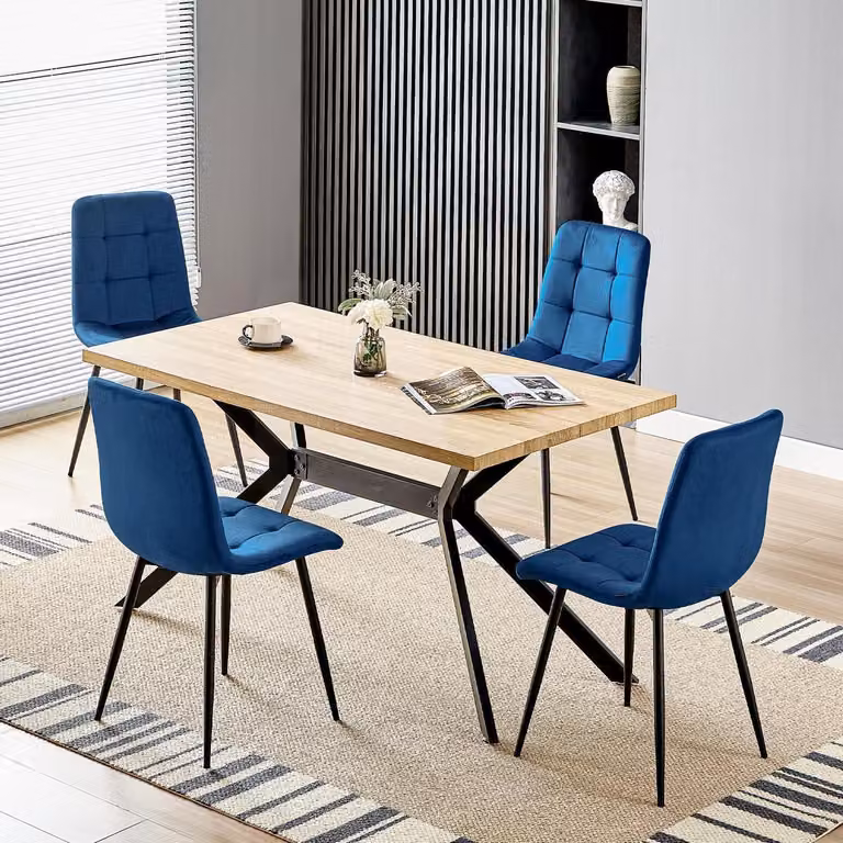 Set da pranzo con tavolo rettangolare in legno (140x80 cm), 4 sedie, rivestimento in velluto blu scuro, gambe in metallo