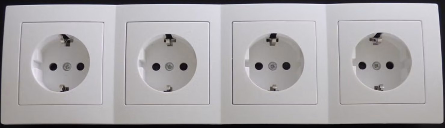 7794 Levina in plastica, 4 prese Schuko bianche da 16 ampere