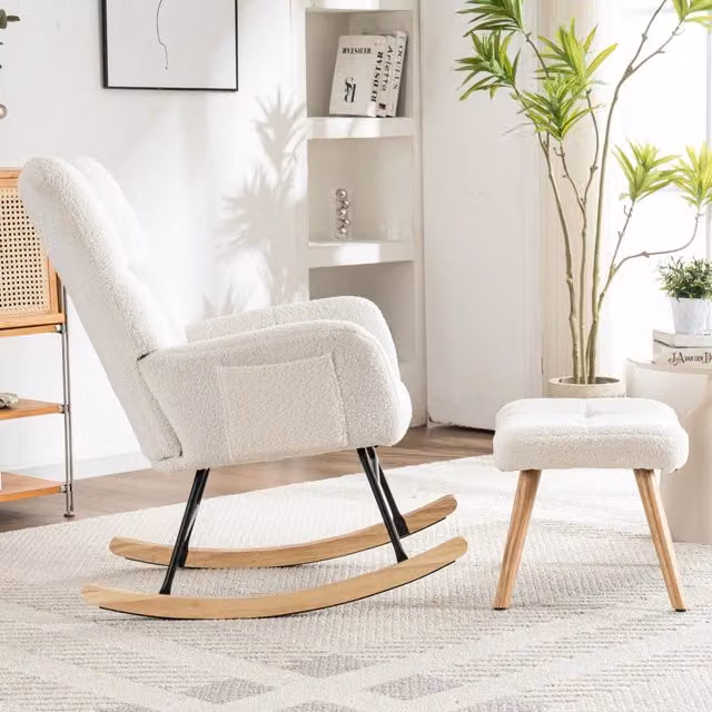 Poltrona a dondolo con poggiapiedi MODFU in bouclé bianco con struttura in legno di gomma, Altezza: 92 cm