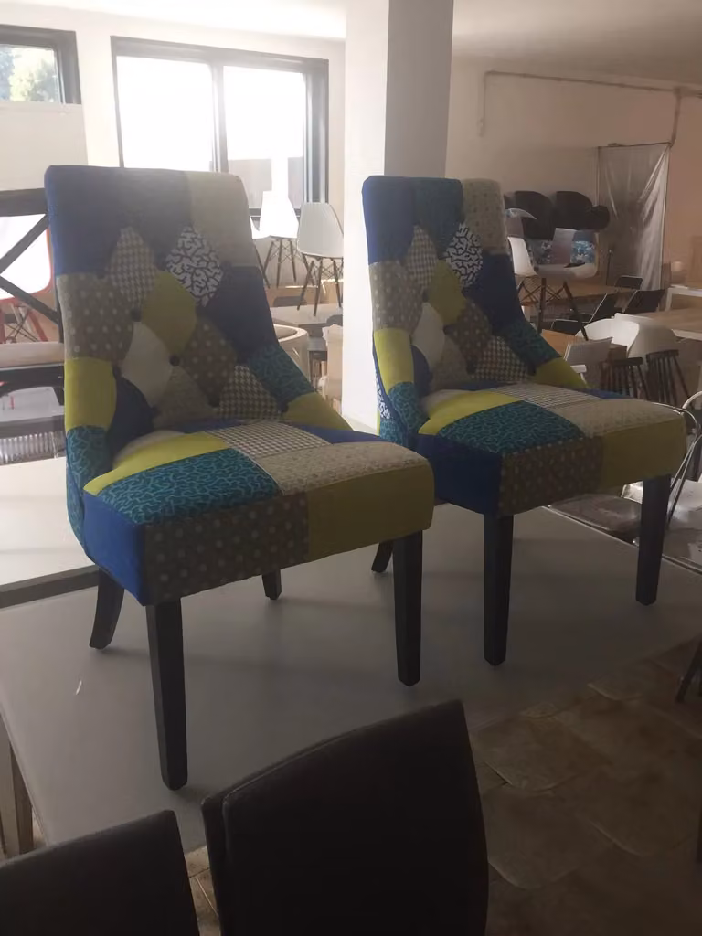 Poltrona imbottita in tessuto patchwork multicolore con struttura in legno di faggio Mobili 2G L/P/H: 56 x 66 x 94 cm