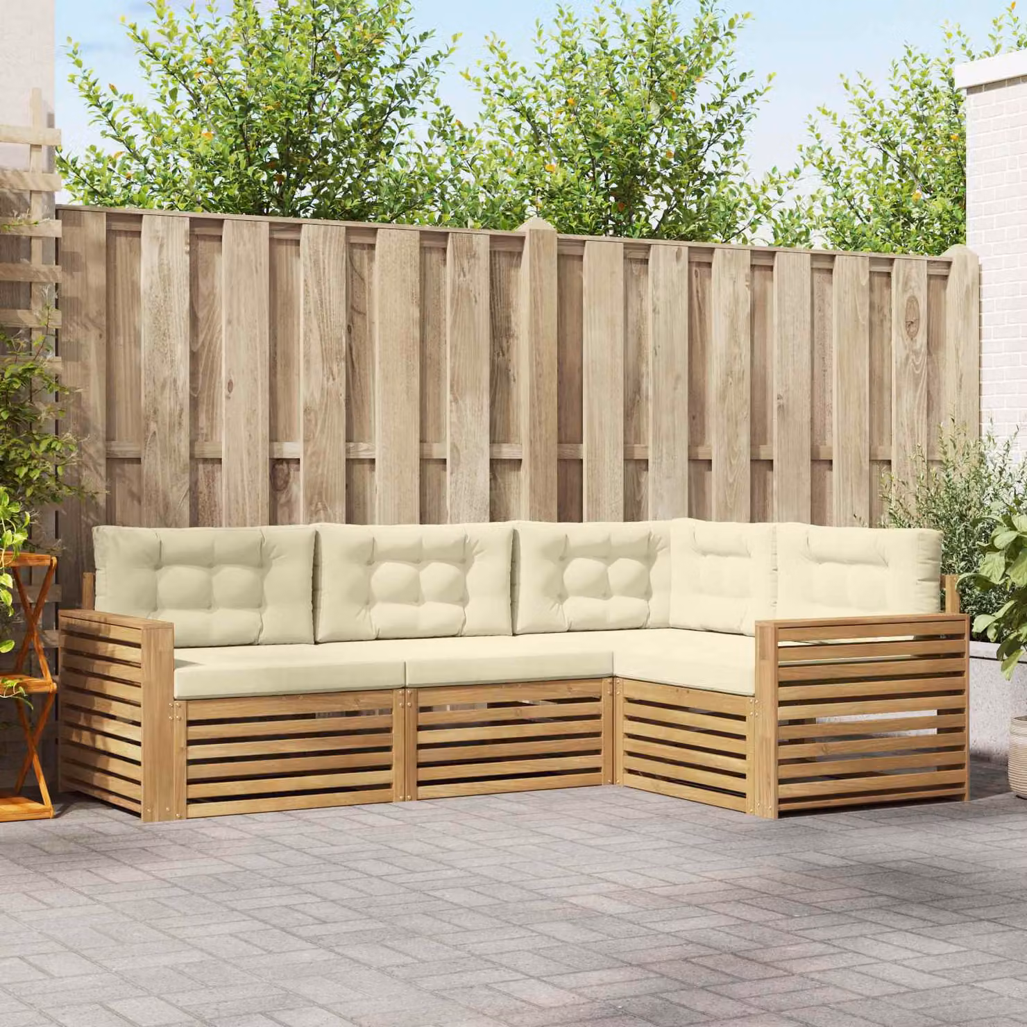 Set di divani da esterno vidaXL a forma di L composto da 4 pezzi in legno di acacia con cuscini bianchi e beige