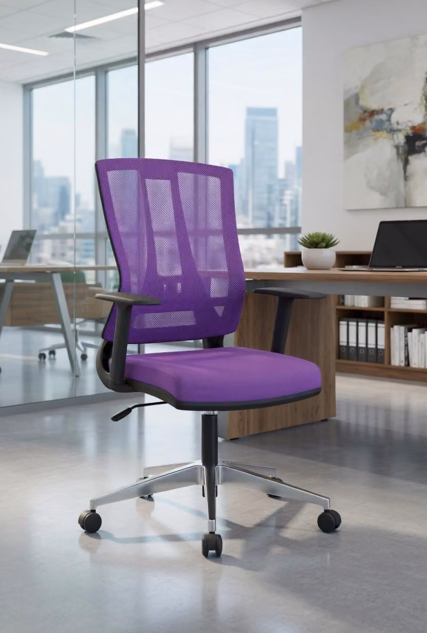 Sedia da ufficio ergonomica viola con rivestimento in rete e braccioli regolabili