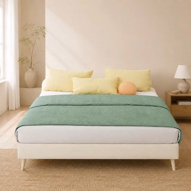 Letto matrimoniale 140 × 200 cm con testiera in tessuto beige e struttura in metallo a doghe