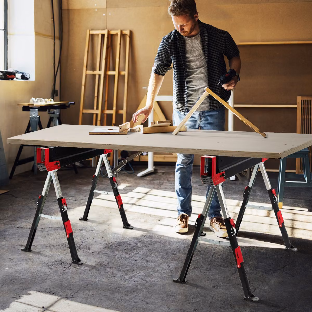 Set di 2 cavalletti pieghevoli Costway in acciaio smaltato con 2 x 4 bracci di supporto regolabili, rosso e nero