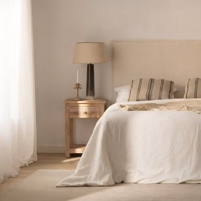 Banak comodino in legno di mango marrone con design geometrico boho per la tua camera da letto