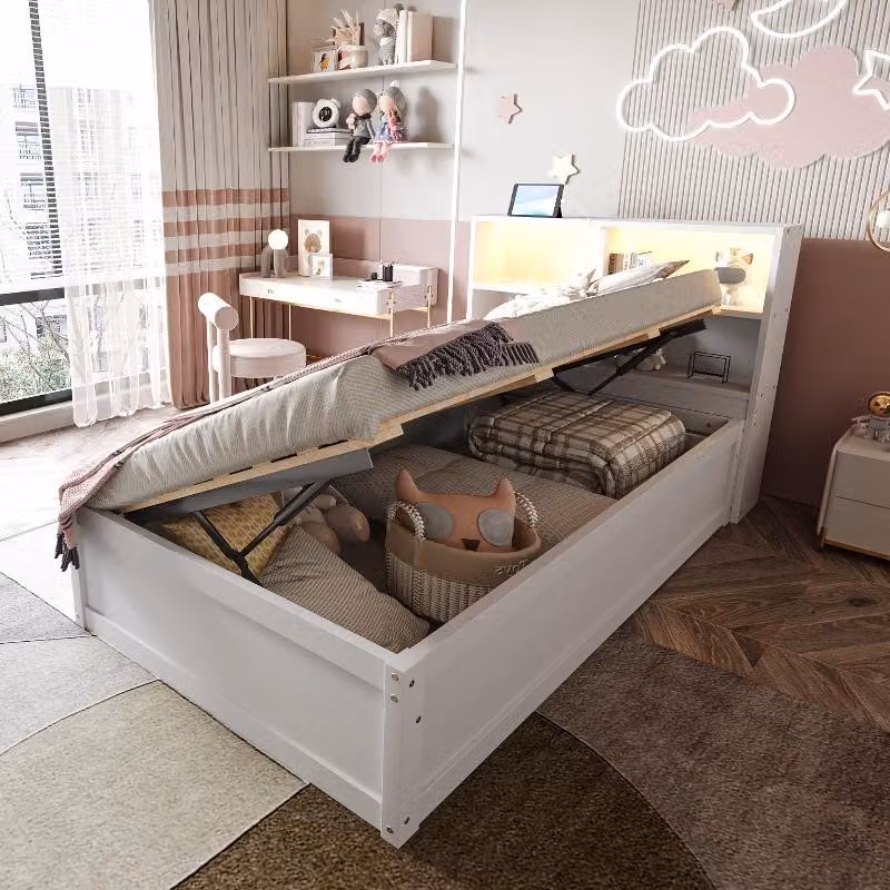 Divano letto 90x200 cm in legno di pino bianco, con striscia LED, presa multipla e 4 vani portaoggetti, ideale per piccoli spazi