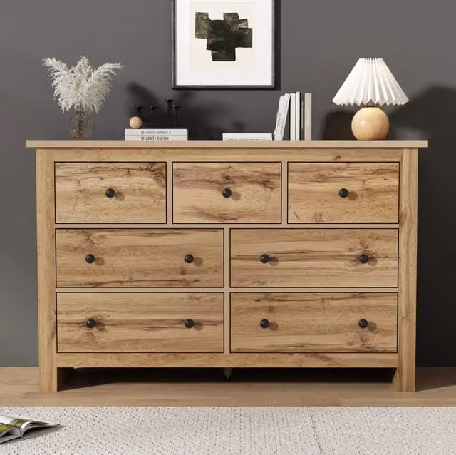 Credenza moderna con 7 cassetti in pannello truciolare; colore legno