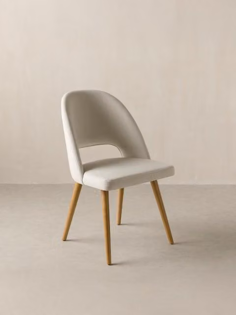 Sedia imbottita Hole beige con gambe in legno massello naturale Kenay Home