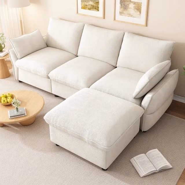 Divano angolare moderno REDOM in tessuto chenille beige con pouf coordinato e cuscini, L 222,5 x P 154,5 x H 76,5 cm