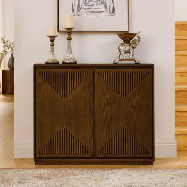 Credenza contenitore con ante scanalate a V in legno e MDF marrone con aperture posteriori per prese e base a terra
