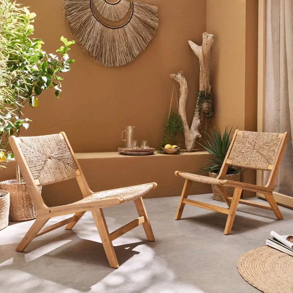 Set di 2 poltrone da giardino Sweeek in legno di acacia oliato e resina effetto paglia, marrone, H 79 cm x L 72 cm x P 76 cm – 2